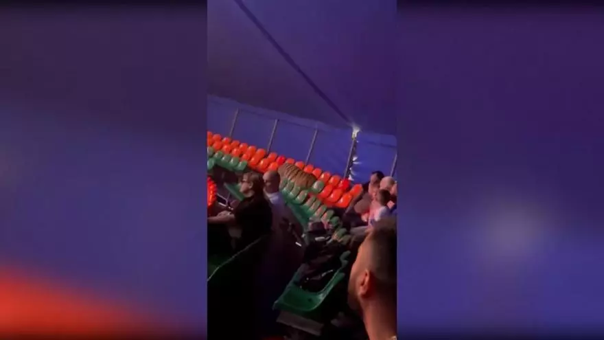 Un tigre salta de la arena al público durante un espectáculo circense en el sur de Rusia