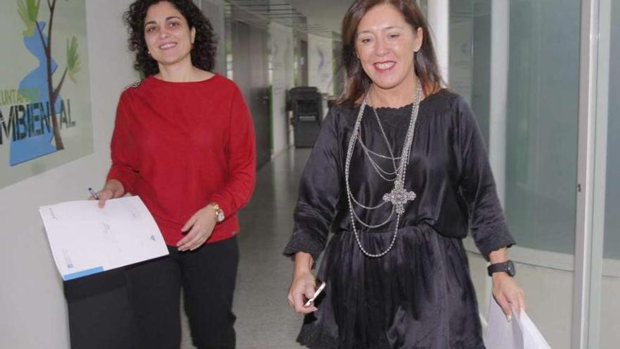 La directora xeral de Familia, Amparo González, y la conselleira Beatriz Mato, ayer, en la Xunta. // X. Álvarez