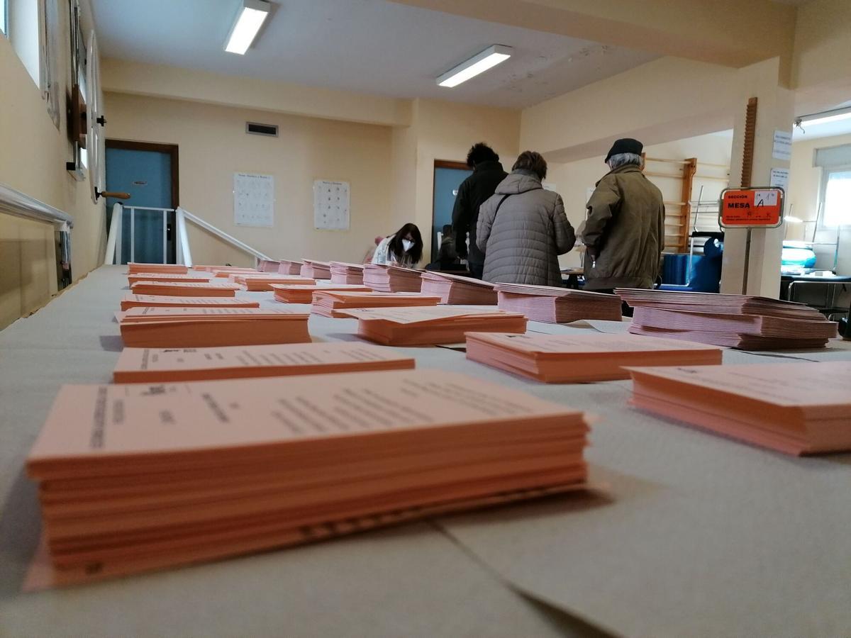 Elecciones: papeletas de los partidos.