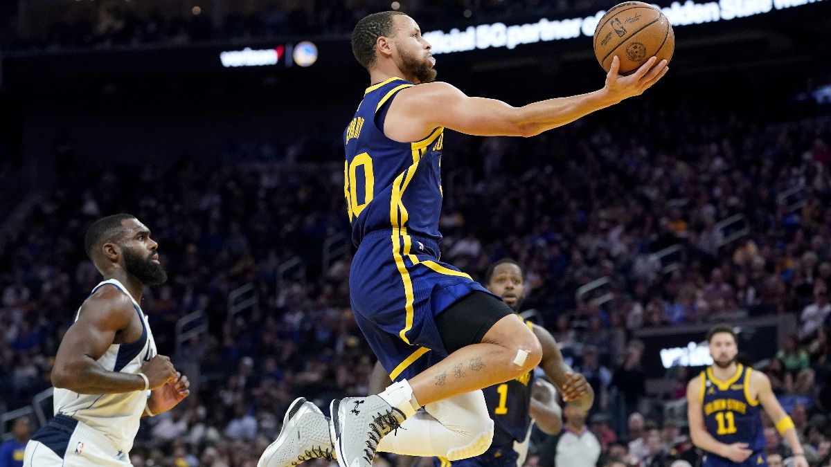 Stephen Curry, ante los Mavericks antes de lesionarse