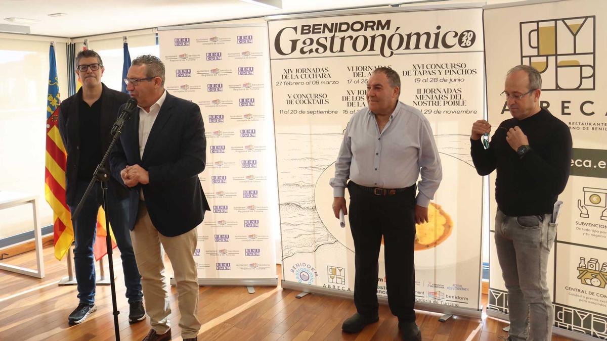 El alcalde de Benidorm, en la presentación del calendario gastronómico junto a restauradores de la ciudad.