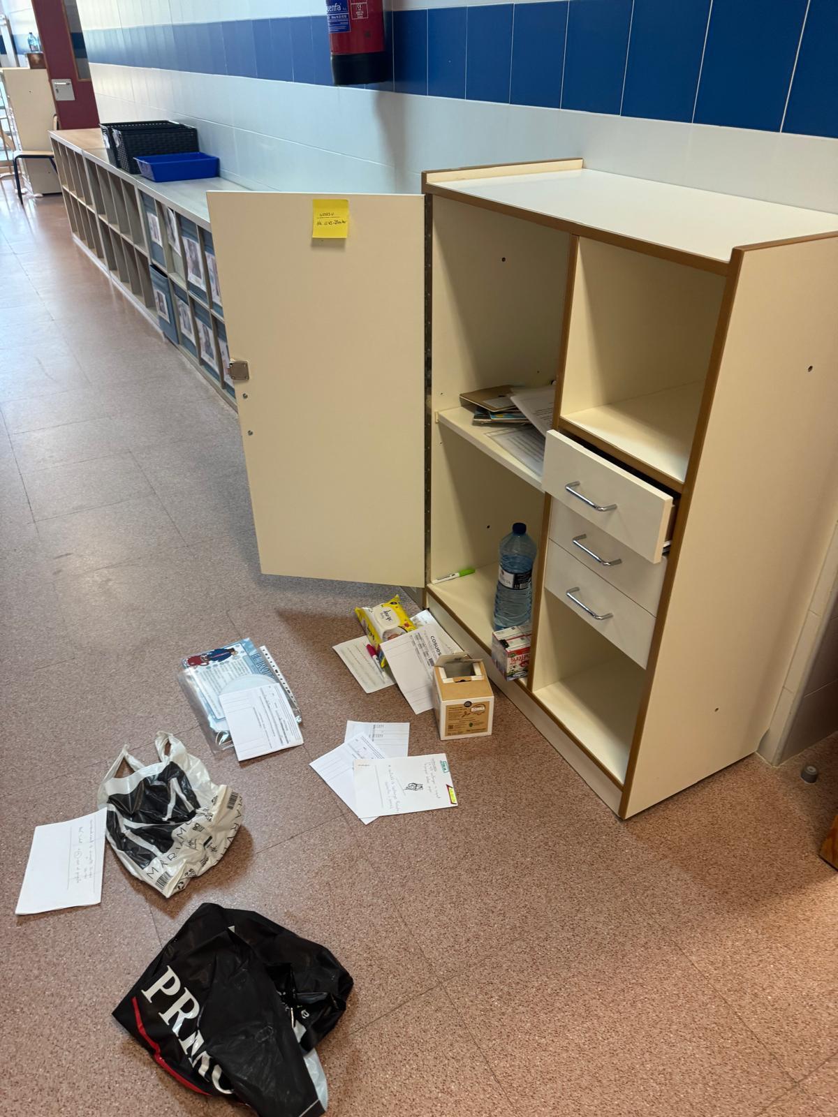 Los ladrones abrieron cajones y puertas en el colegio de la Llosa de Ranes.