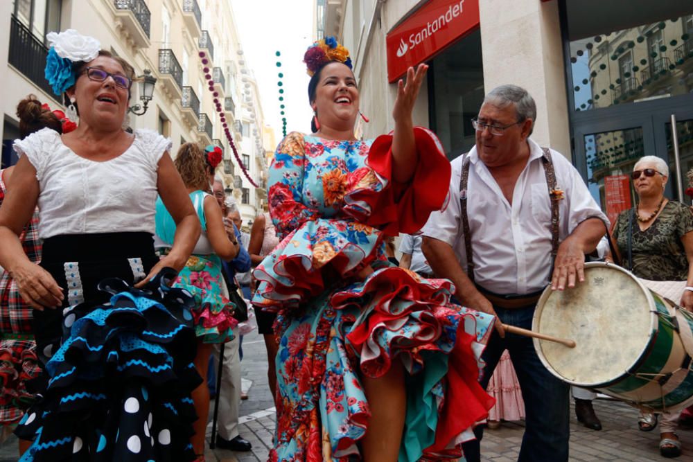 La Feria de Málaga cumple una semana de fiesta. Este miércoles, a pesar de los cielos encapotados y la sensación de bochorno, miles de personas se divierten por las calle del Centro Histórico de Málaga, en un ambiente quizá algo más desahogado de gente que otros días