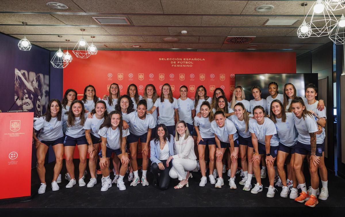 Firma del acuerdo de la RFEF de las primas de la selección femenina (Luis Rubiales, Alexia Putillas, Patricia Guijarro, Irene Paredes, Amanda Gutierrez...)