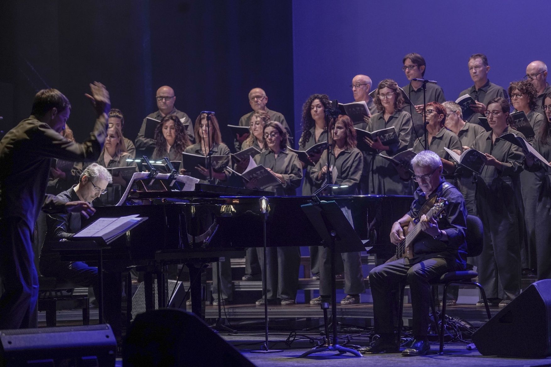 La coral Escriny i el grup Odd Trio sedueixen el Kursaal a ritme de jazz