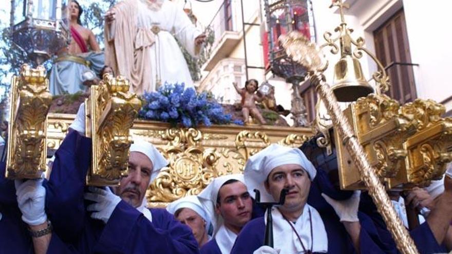 Hermanacos portan sobre sus hombros al Señor Orando en el Huerto.