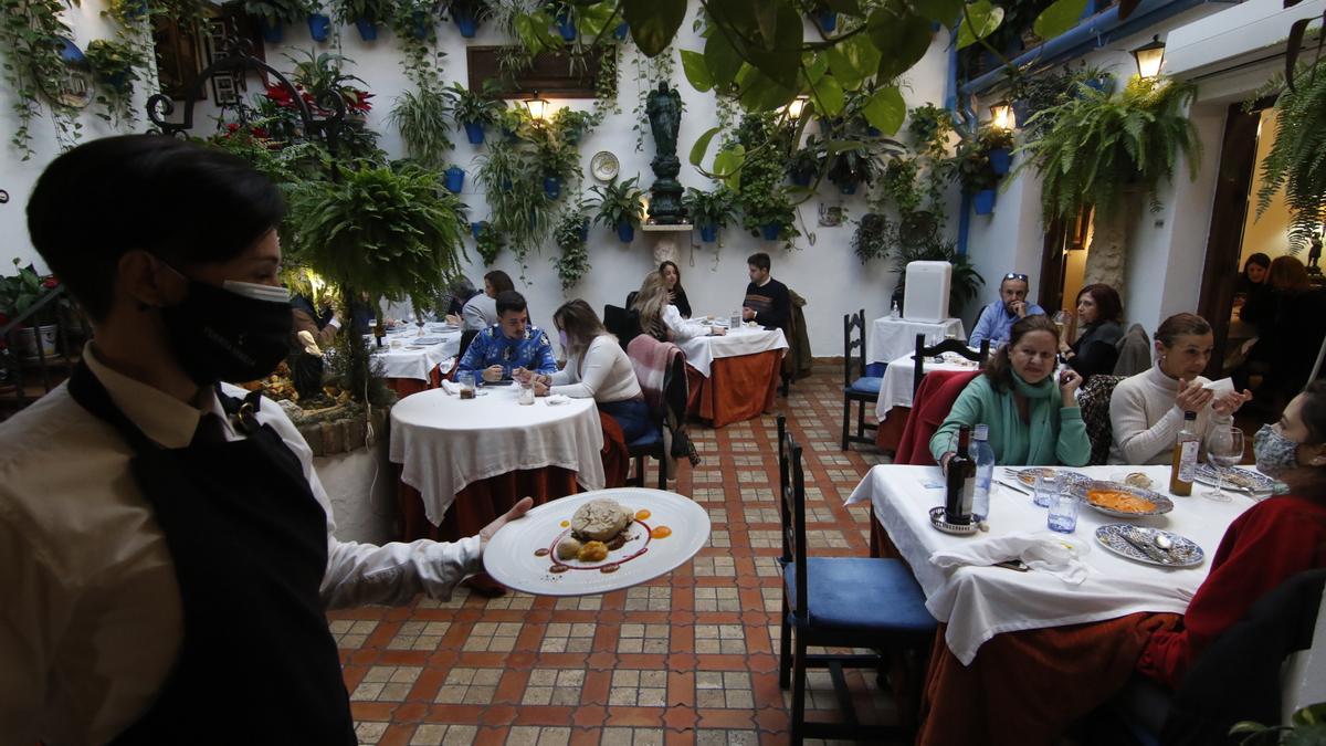 Comensales en un negocio de hostelería de Córdoba.