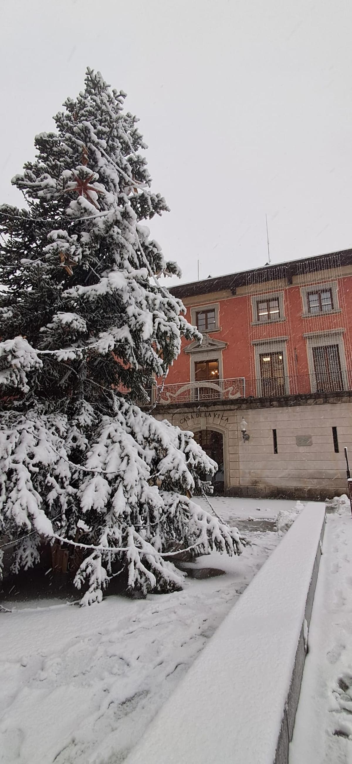 La plaça de l'Ajuntament de Puigcerdà sota la nevada