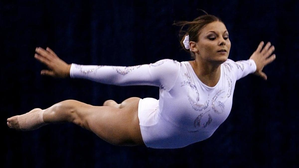 Jamie Dantzscher realiza un ejercicio en los campeonatos de gimnasia femenina de la NCAA en Los Ángeles en 2004.