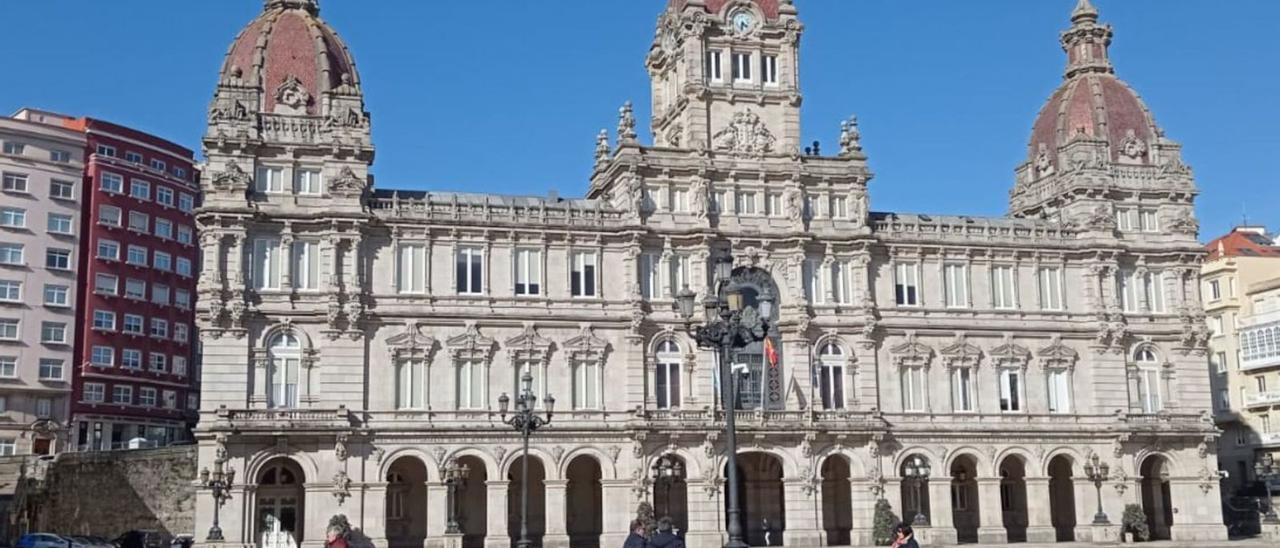 Viandantes ayer en la plaza de María Pita. |   // J. M.