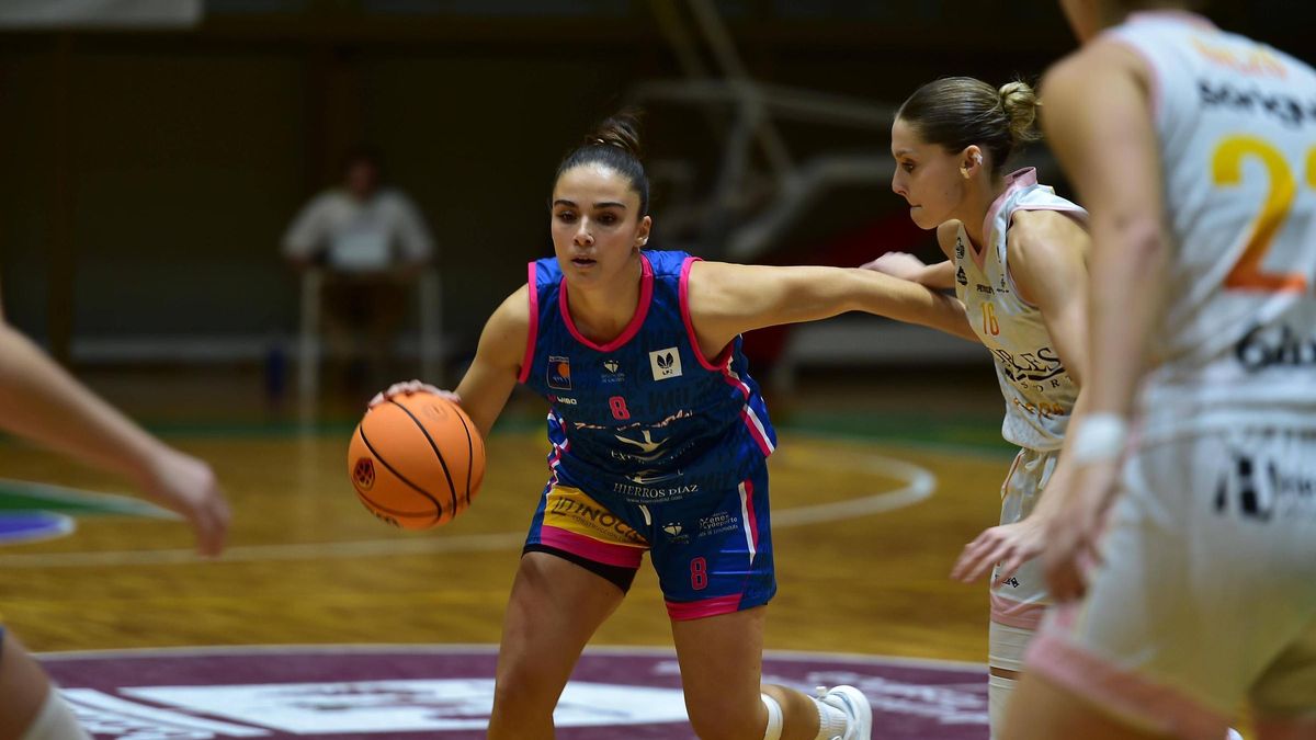 María Romero (8), entrando a canasta en un partido.