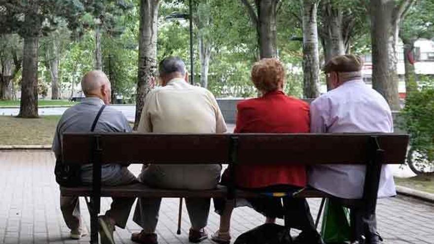 Un grupo de jubilados en La Marina.