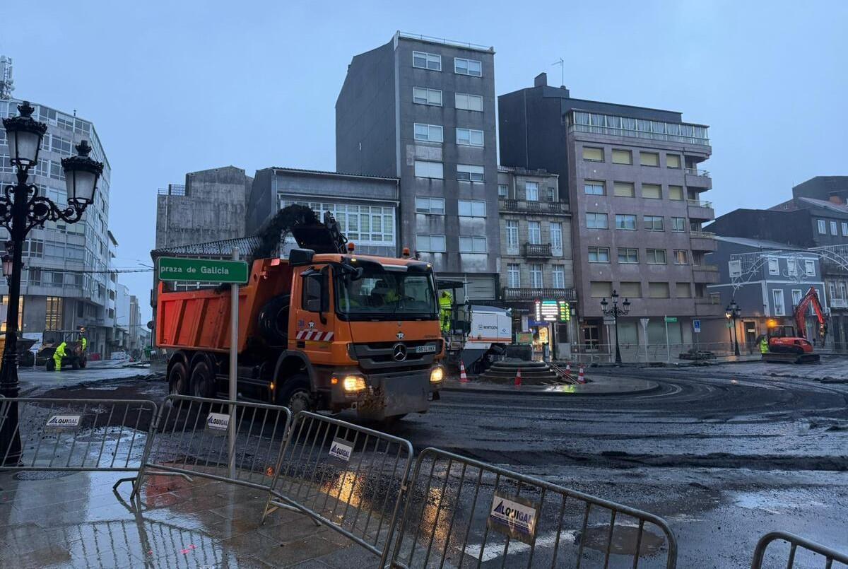 Obras de fresado en la praza de Galicia estradense este miércoles