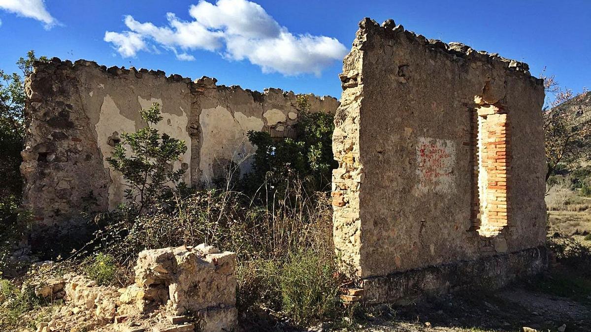 Roban elementos de la  infraestructura del tren Gandia-Alcoi en l’Orxa