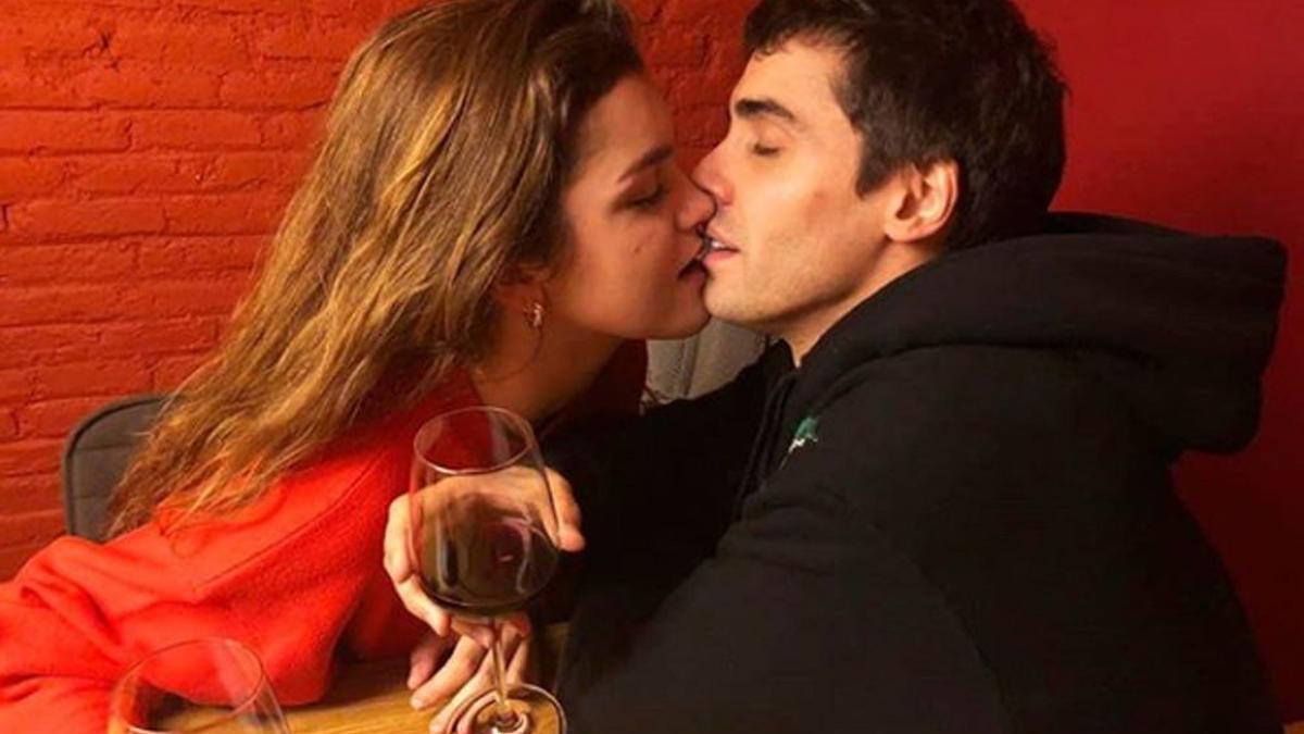 Amaia y Javier Ambrosii casi se comen los morros