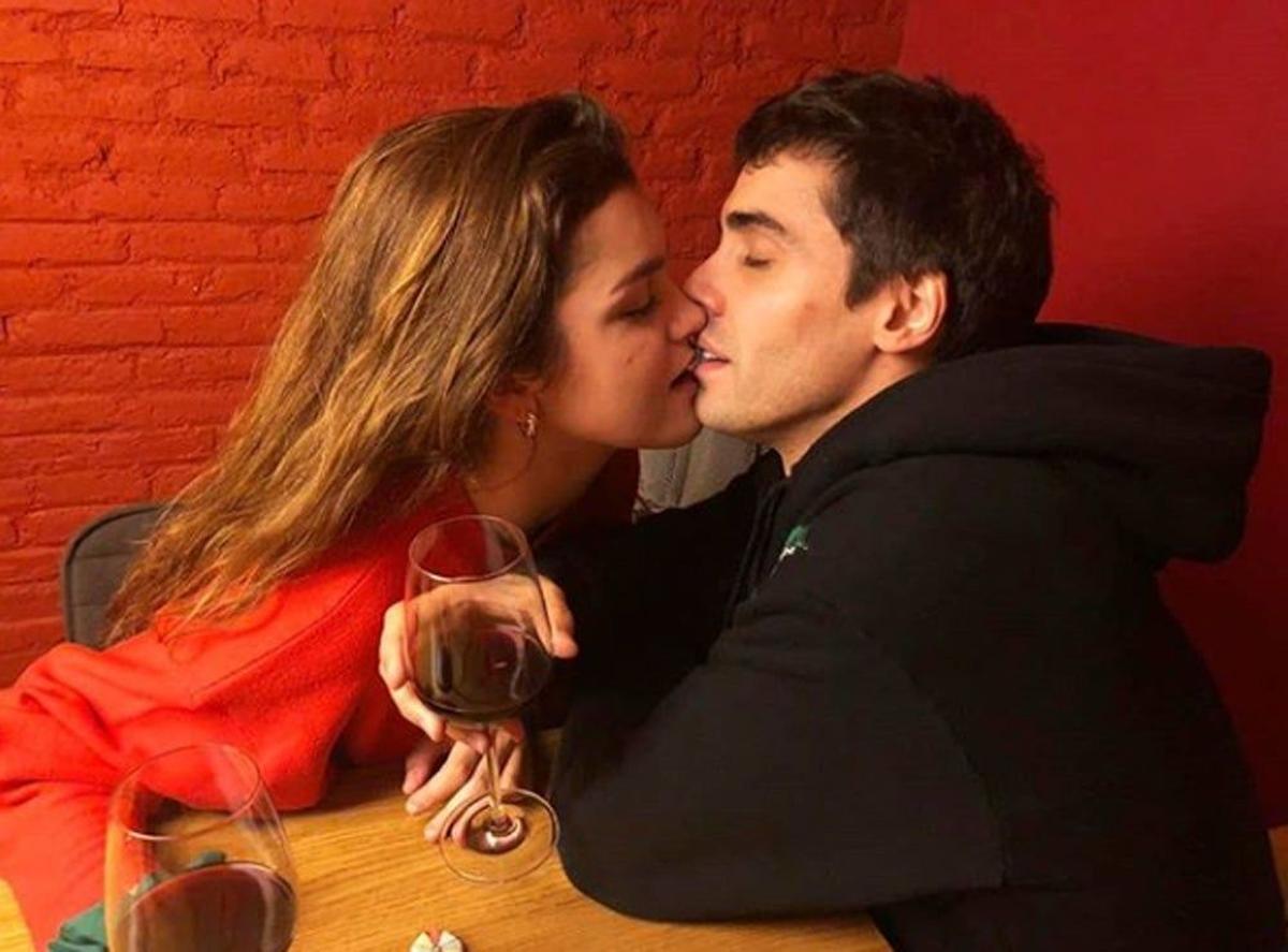 Amaia y Javier Ambrosii casi se comen los morros