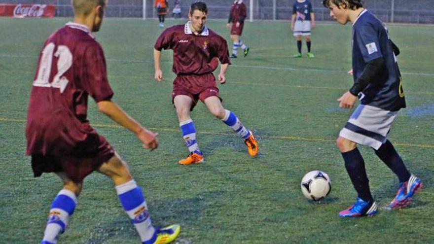 Una acción del partido entre el Vallobín y el Avilés cadete disputado ayer en San Claudio.