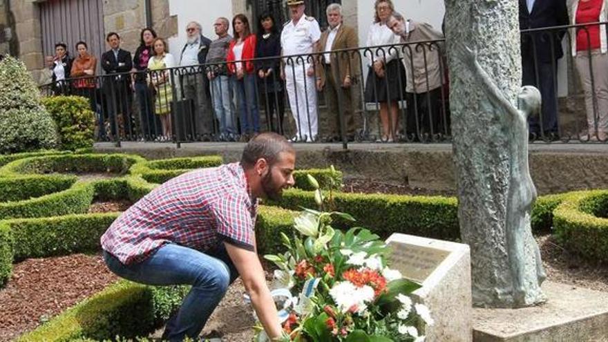 Ofrenda floral ante la escultura que recuerda a Alexandre Bóveda en A Barrera.