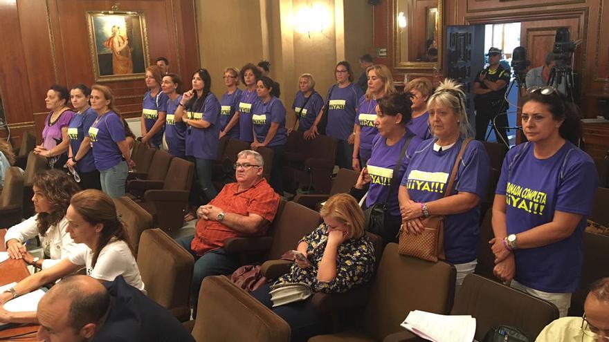 Las empleadas de la limpieza de las dependencias municipales y colegios públicos se concentraron ayer en el pleno y frente al Ayuntamiento para reclamar al equipo de gobierno que le amplíe el horario laboral hasta las 35 horas a la semana.