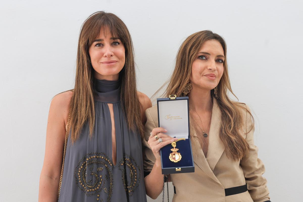 Sara Carbonero ha recibido la Medalla de Oro de Castilla La Mancha rodeada de sus seres queridos