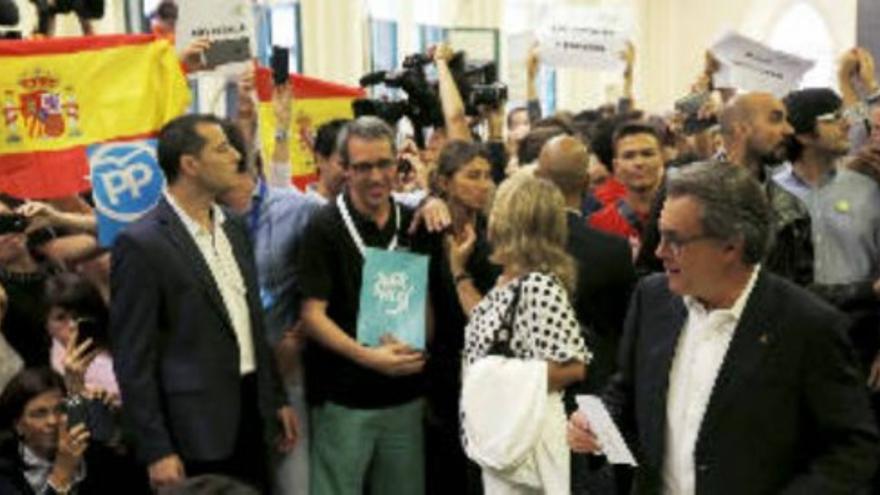 Trifulca entre independentistas y españolistas durante la votación de Mas