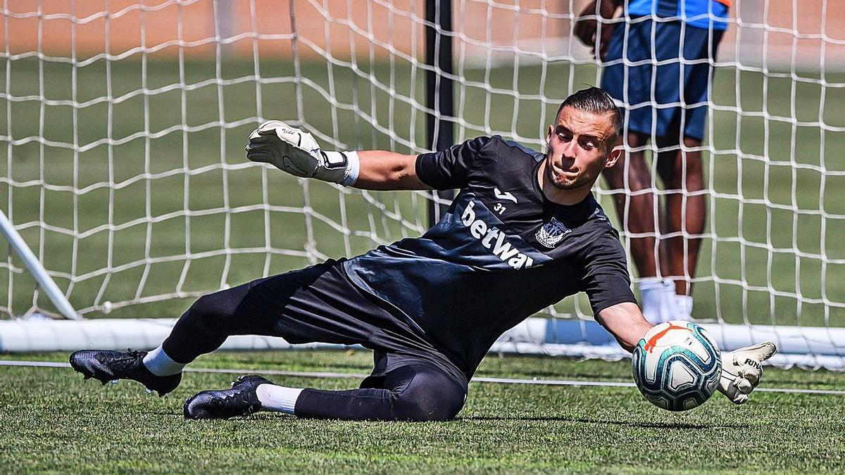 El madrileño Adrián Álvarez, nuevo portero del CD Ibiza, durante un entrenamiento. | A.A.B.