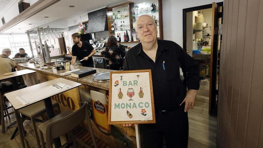 Antonio, propietario del bar Monaco, se jubila después de medio siglo tras la barra