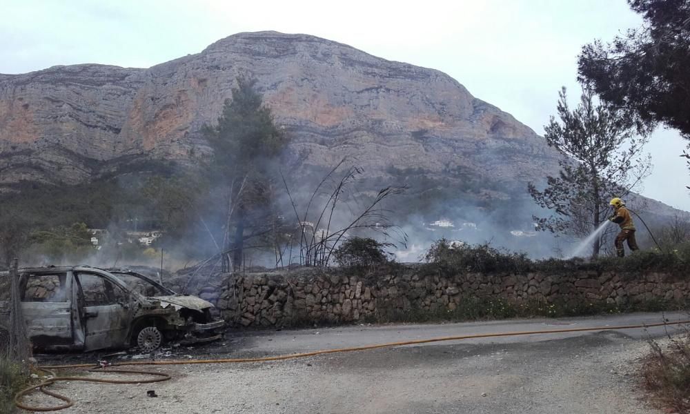 Un coche se incendia y provoca un fuego forestal en Xàbia