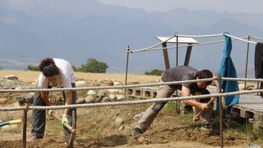 Joves estudiants en la nova campanya d&#039;excavacions al jaciment iberoromà del Castellot de Bolvir