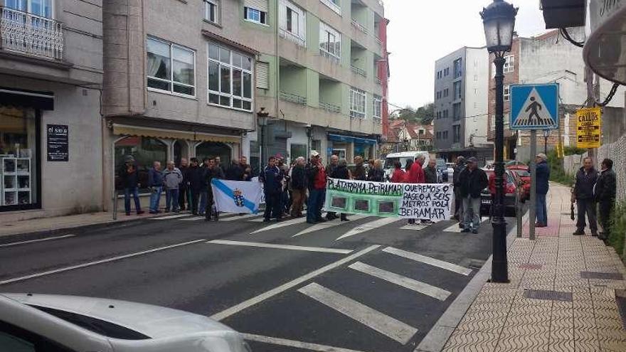 Los vecinos que cortaron ayer el tráfico. // Gonzalo Núñez