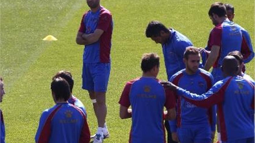Barkero observa a sus compañeros, ayer en el entrenamiento matinal del Levante UD.