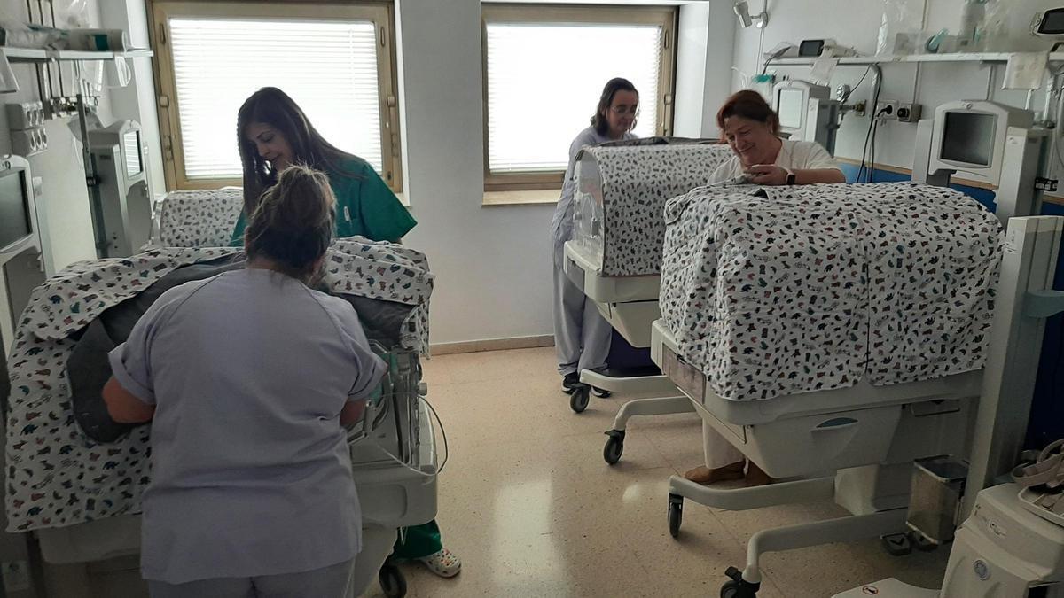El Hospital General de Elche incorpora incubadoras de última generación, entre ellas cuatro adaptadas al sistema Shuttle, que evita traslados innecesarios del bebé entre incubadoras desde el paritorio