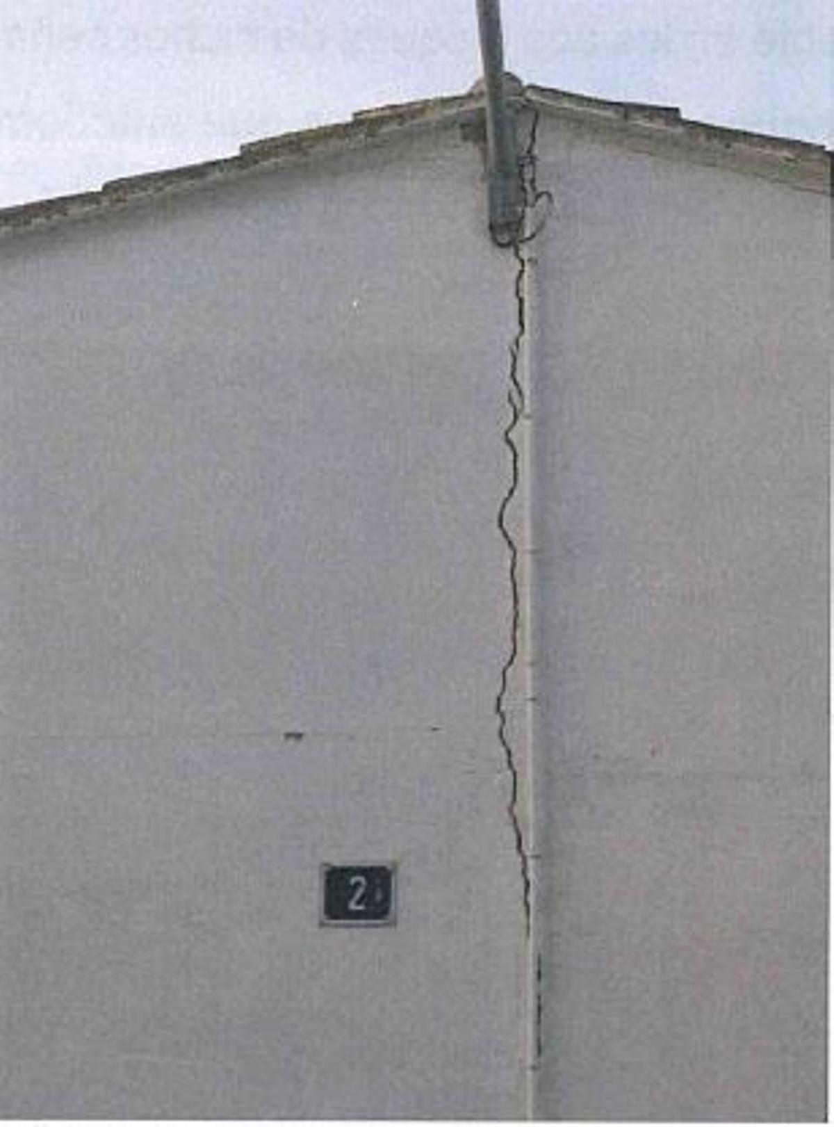 Grieta en un bloque de nichos.