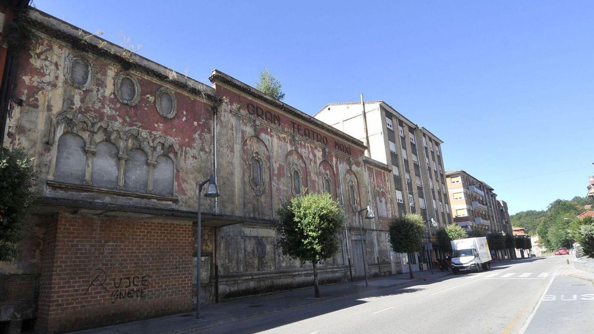 Fachada del Cine Maxi, en Pola de Laviana