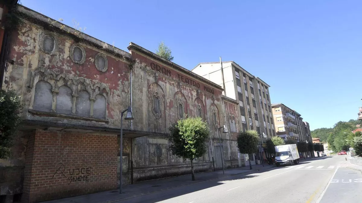 Laviana inicia la recuperación del Cine Maxi con la rehabilitación de la fachada: así volverán el color original y la ornamentación art-decó
