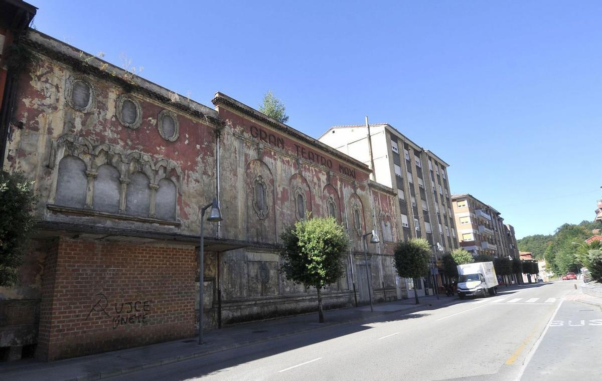 Fachada del Cine Maxi, en Pola de Laviana