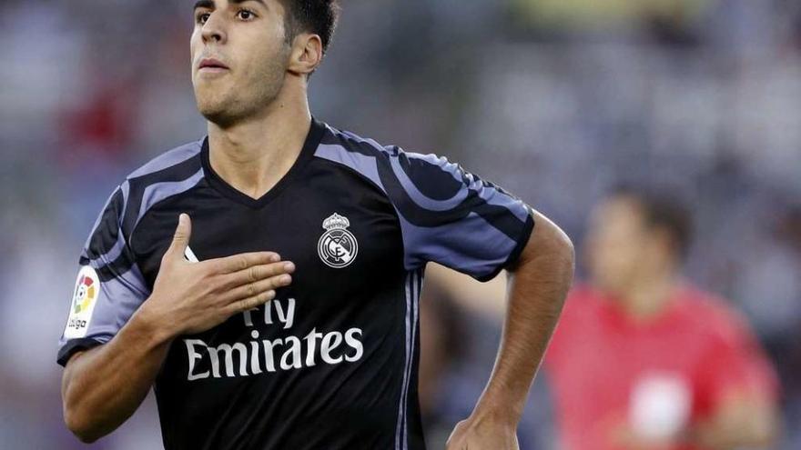 Marco Asensio celebra su gol ante la Real Sociedad, el segundo del Real Madrid. // Juan Herrero