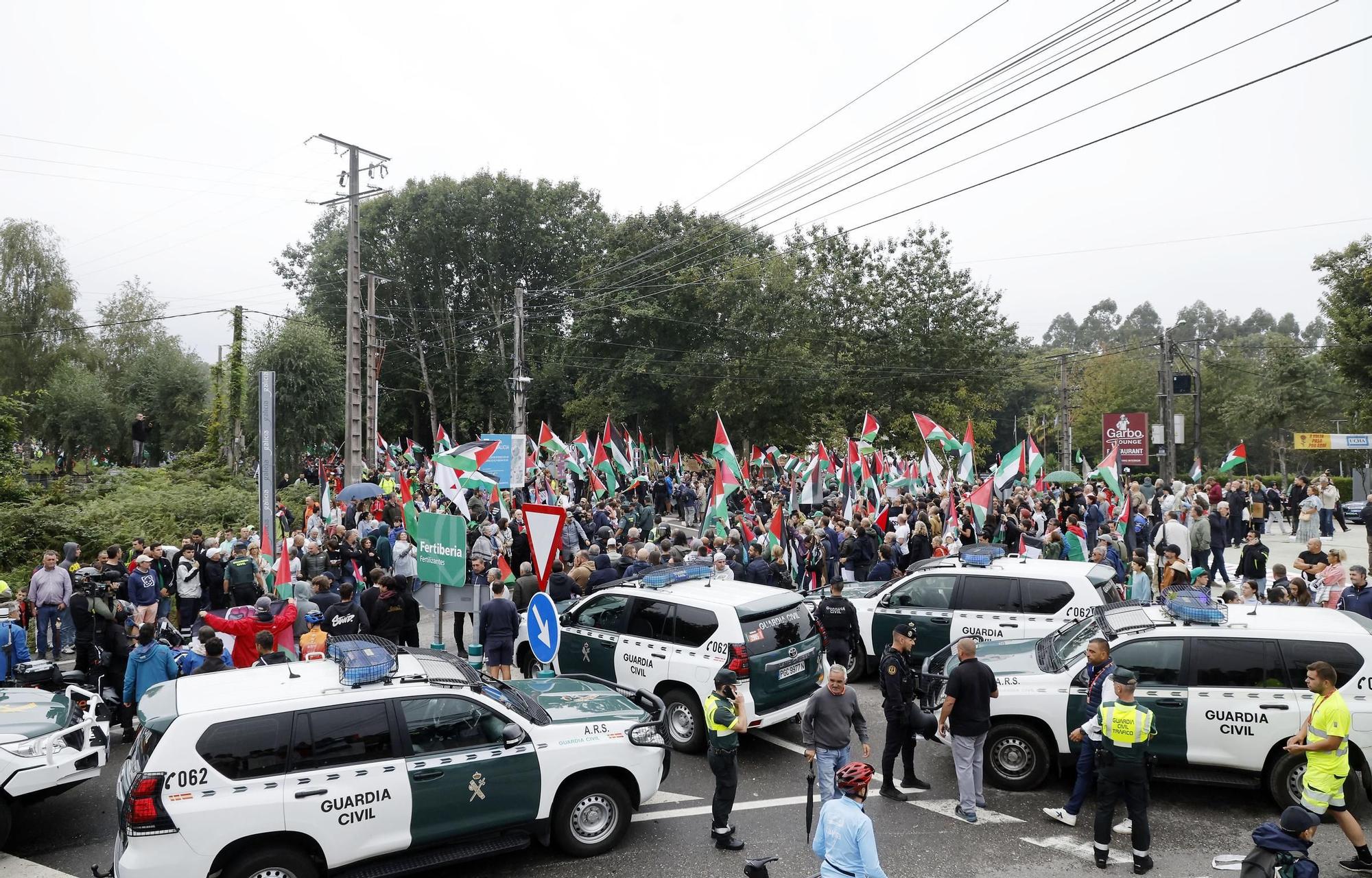 Concentraciones contra el equipo de Israel por el genocidio en Gaza durante el paso de La Vuelta por Pontevedra