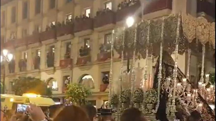 Vídeo | Una ambulancia interrumpe el paso de las hermandades por la avenida de la Constitución