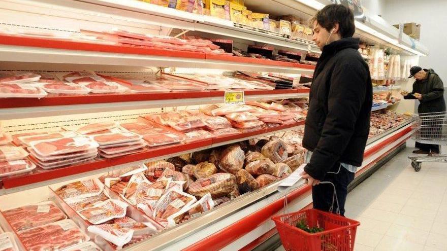 Un client davant d&#039;un lienal de carn en un supermercat | EFE