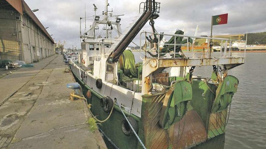 El arrastrero &#039;Velliño&#039;, atracado ayer en el puerto de Avilés (Asturias).