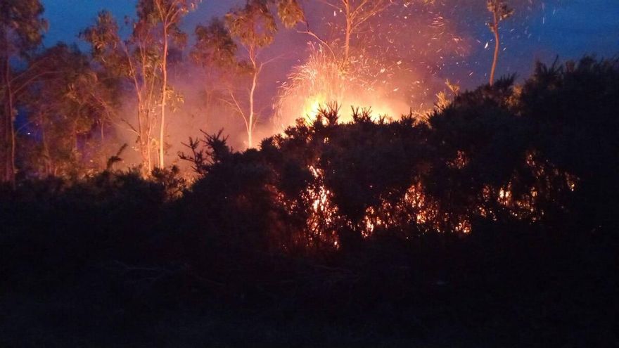 Extinguido un incendio forestal en la parroquia santiaguesa de Figueiras