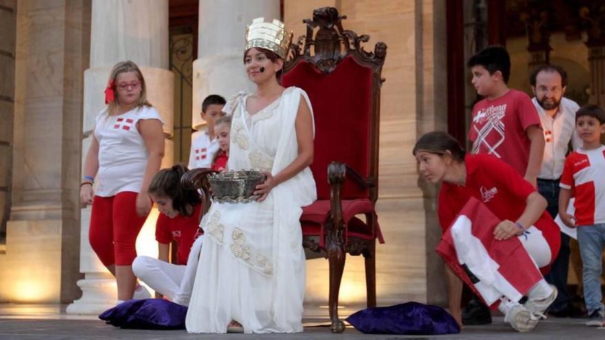 Actos en torno a la bandera marítima acompañaron el izado de la enseña en el Palacio Consistorial.