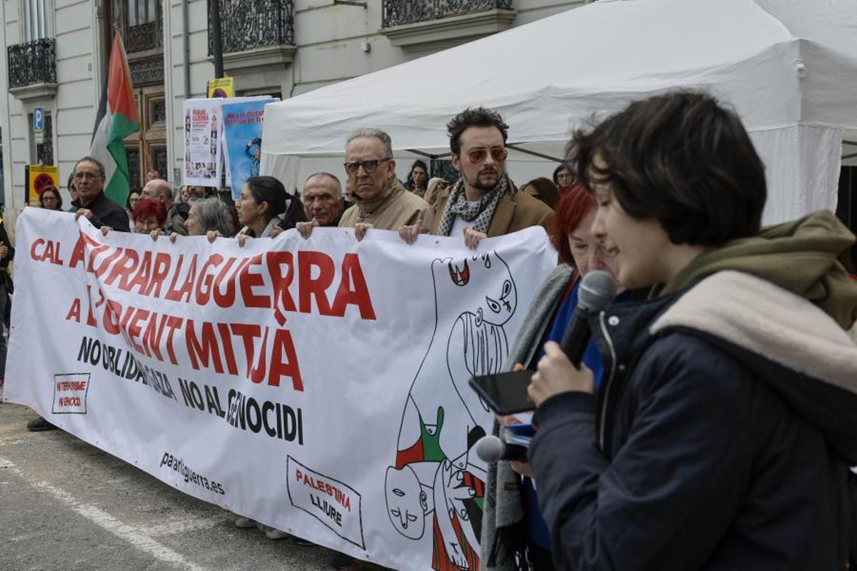 Un momento de la concentracion contra la guerra en Oriente Medio convocada por decenas de organizaciones sociales, sindicatos y entidades vecinales en las ciudades de València y Alicante y en las localidades alicantinas de Alcoi y Crevillente.