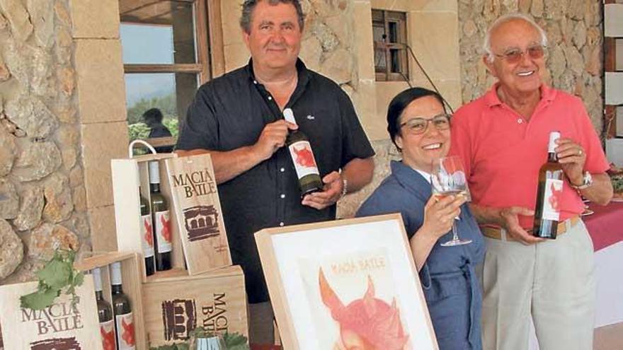 Ramón Servalls junto a la pintora y Sebastià Rubí, propietario de la bodega Macià Batle.