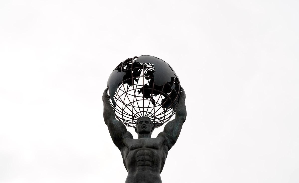 Detalle de la bola del mundo en el tope de la estatua