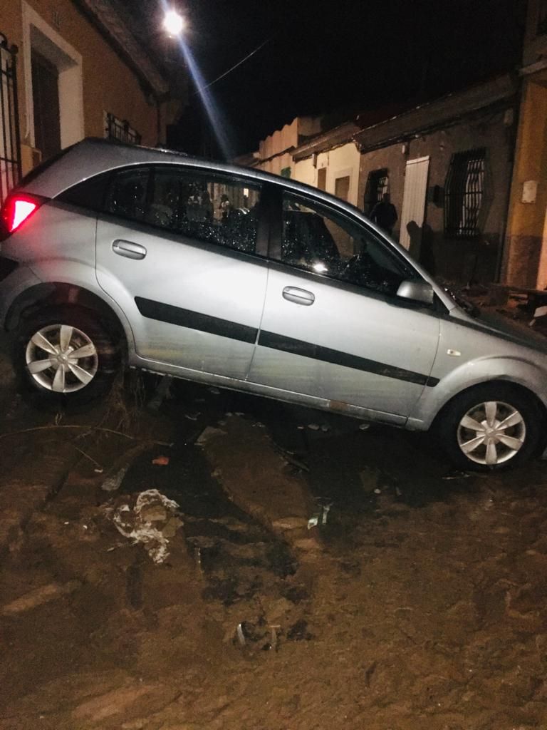 Un coche, arrastrado por el agua en Javalí Viejo.