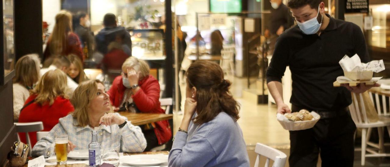 Un camarero atiende una 
mesa, ayer, en un restaurante 
de Vigo.   | // FOTOS: J. LORES