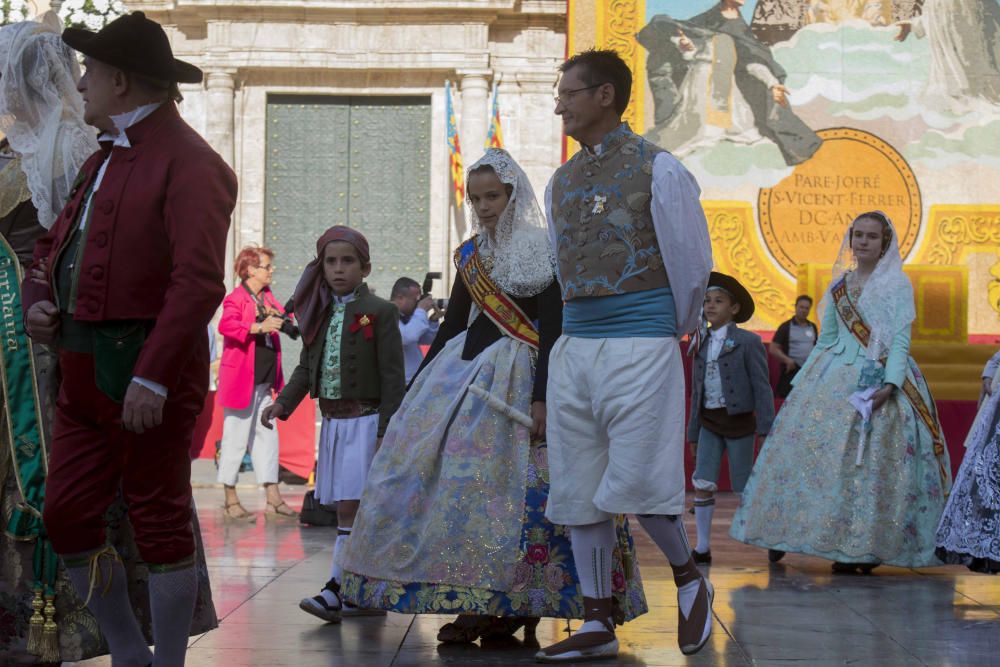 Desfile de las falleras mayores de las diferentes comisiones durante la procesión general de la Mare de Déu dels Desemparats.