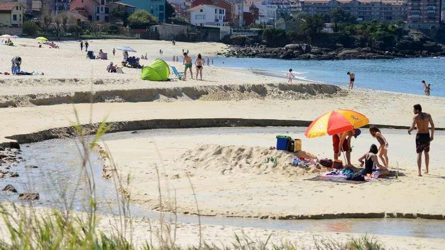 Las playas de la comarca, como Agrelo, vuelven a llenarse de visitantes con el buen tiempo. // G.Núñez